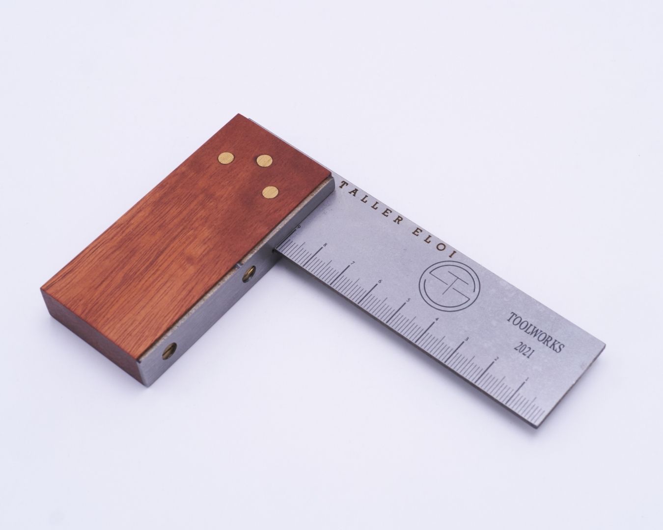 Escuadra de madera para joyería de Taller Eloi