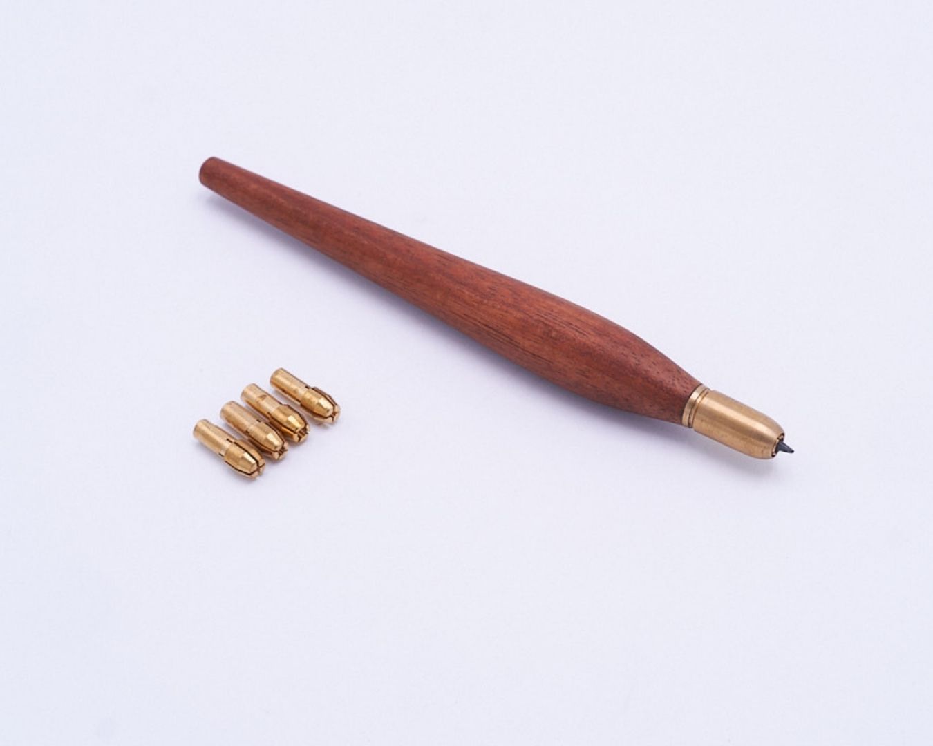 Lápiz portaminas de madera y bronce para joyería de Taller Eloi